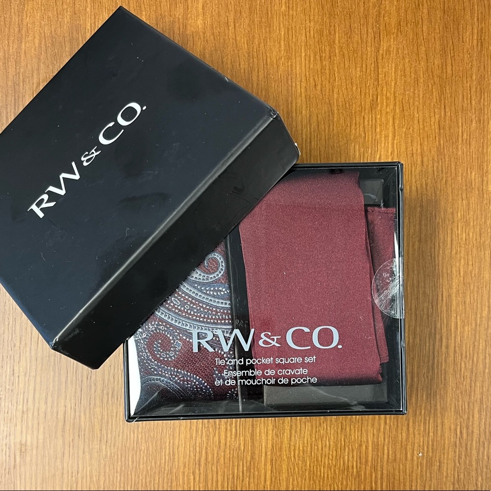 NWT RW&CO Mens burgundy paisley tie and pocket square set